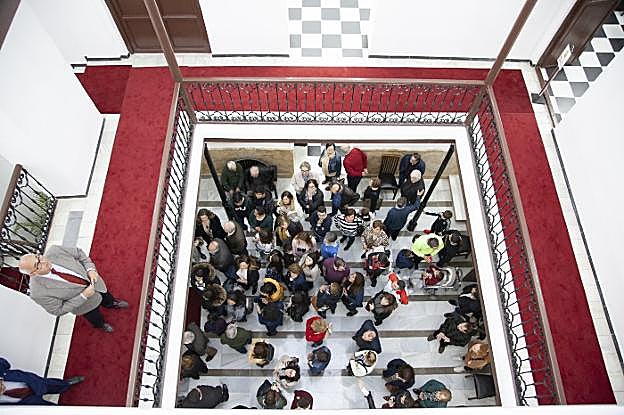 Patio central del ayuntamiento durante la inauguración.
