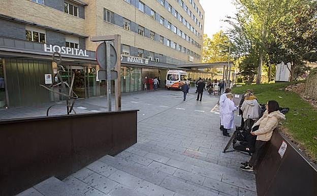 Dos hospitales de Granada son los que más pacientes fuera de plazo tienen para operarse en Andalucía