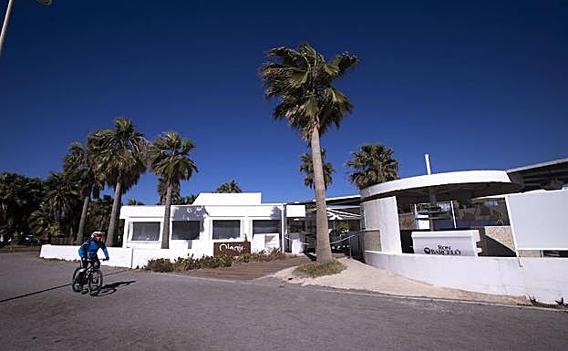 El chiringuito Oleaje, en Playa Granada, lleva cerrado desde el pasado mes de octubre. 