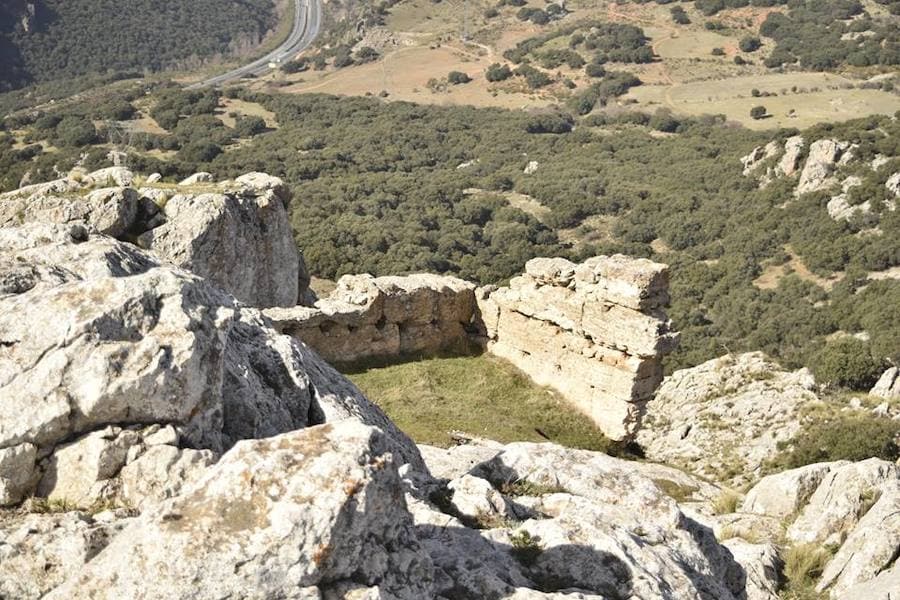 Este exótico paseo recorre la comarca de Guadix con parada en un castillo, cruzando terreno troglodita y un atardecer impresionante para rematar