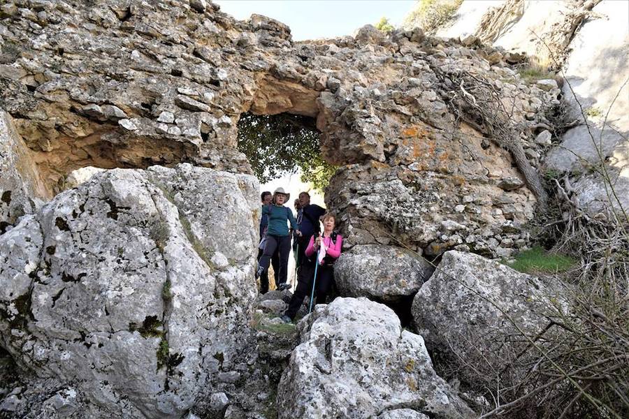 Este exótico paseo recorre la comarca de Guadix con parada en un castillo, cruzando terreno troglodita y un atardecer impresionante para rematar