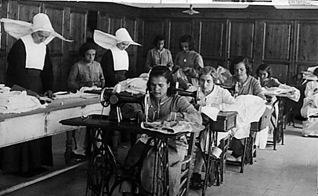 Unas religiosas enseñana a un grupo de jóvenes a manejar la máquina de coser en la década de los años sesenta.