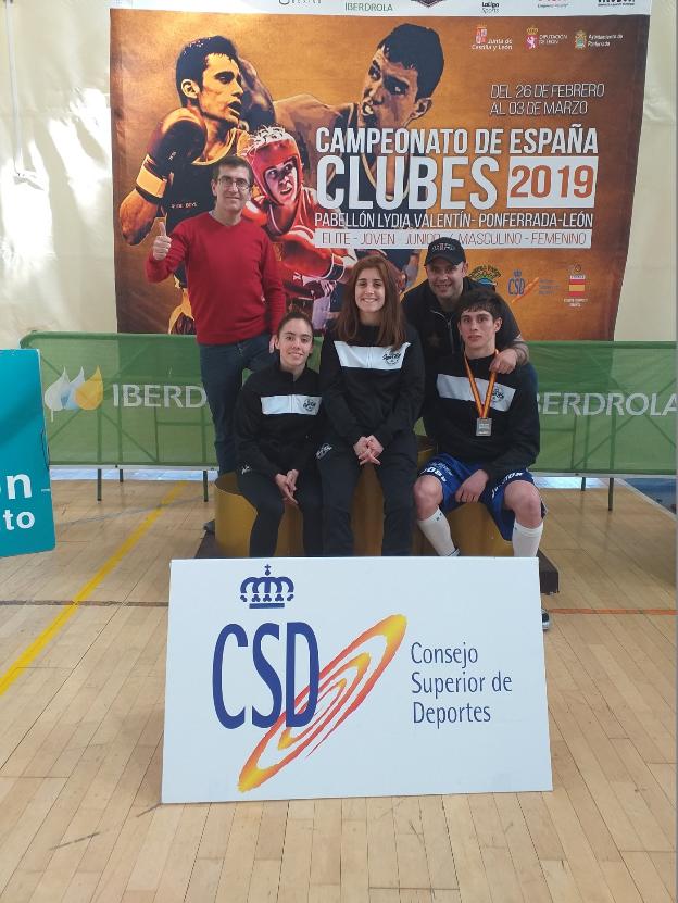 Los deportistas del Sugar Ray Jaén posan para la foto durante el campeonato nacional de clubes.