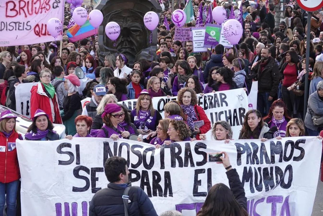 Miles de personas están secundando la manifestación vespertina por el 8M en Granada capital este viernes. La marcha ha abarrotado Gran Vïa y todas las calles por las que va transcurriendo.