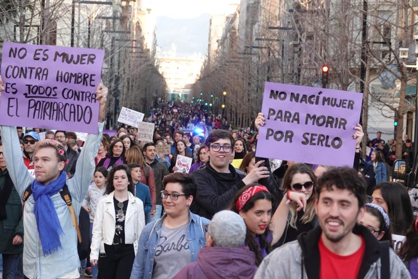 Miles de personas están secundando la manifestación vespertina por el 8M en Granada capital este viernes. La marcha ha abarrotado Gran Vïa y todas las calles por las que va transcurriendo.