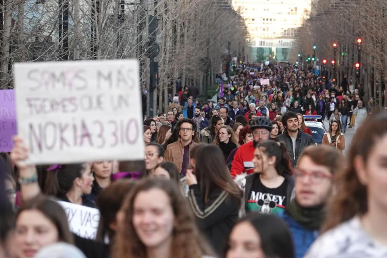 Miles de personas están secundando la manifestación vespertina por el 8M en Granada capital este viernes. La marcha ha abarrotado Gran Vïa y todas las calles por las que va transcurriendo.