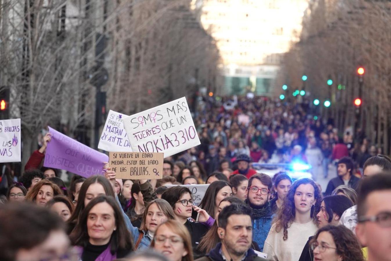 Miles de personas están secundando la manifestación vespertina por el 8M en Granada capital este viernes. La marcha ha abarrotado Gran Vïa y todas las calles por las que va transcurriendo.