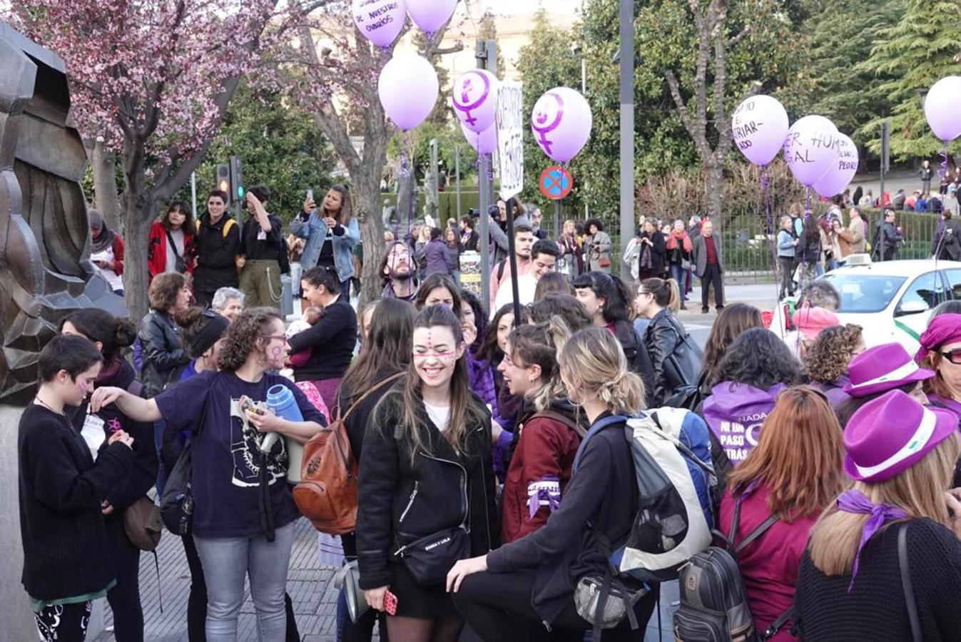 Miles de personas están secundando la manifestación vespertina por el 8M en Granada capital este viernes. La marcha ha abarrotado Gran Vïa y todas las calles por las que va transcurriendo.