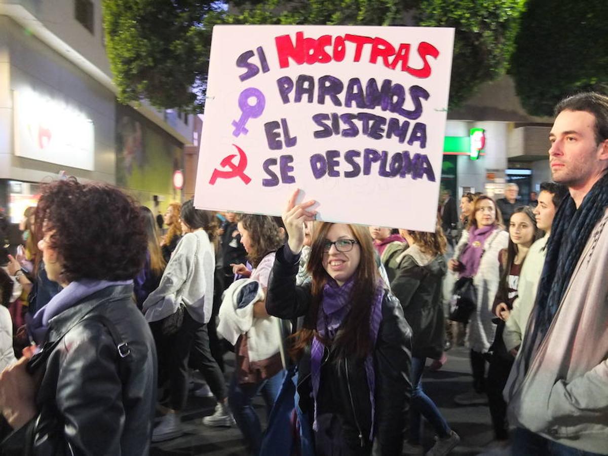 Miles de personas se han echado a la calle en Almería para reivindicar una sociedad más igualitaria en una nueva jornada del Día de la Mujer. El 8M ha sido un éxito de participación en la capital.