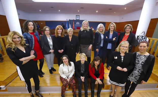 La alcaldesa, Flor Almón, junto a las concejales del Ayuntamiento de Motril.