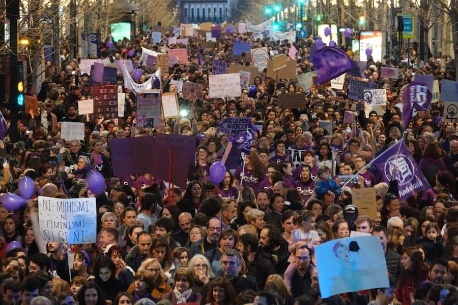 Miles de personas están secundando la manifestación vespertina por el 8M en Granada capital este viernes. La marcha ha abarrotado Gran Vïa y todas las calles por las que va transcurriendo.