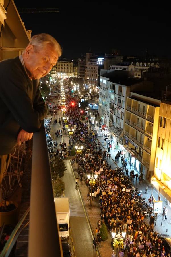 Miles de personas están secundando la manifestación vespertina por el 8M en Granada capital este viernes. La marcha ha abarrotado Gran Vïa y todas las calles por las que va transcurriendo.