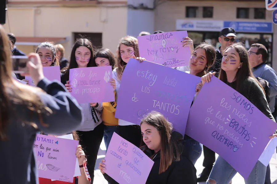 Hoy en la plaza de España se ha leído un manifiesto y la alcaldesa y concejales han citado textos de personalidades reconocidas 