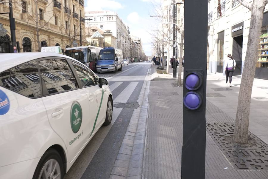 Varios edficios de Granada y algunos semáforos han amanecido con pintadas de color morado. Una nueva jornada histórica del 8M se ve manchada por actos vandálicos que nada tienen que ver con la reivindicación feminista.