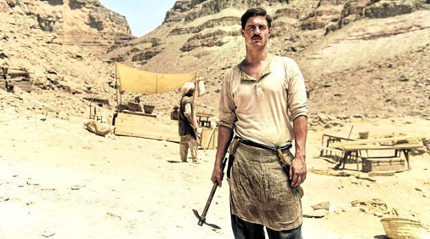 Una escena de la serie 'Tutankamón', sobre el hallazgo del célebre arqueólogo británico Howard Carter, interpretado por Max Irons. 