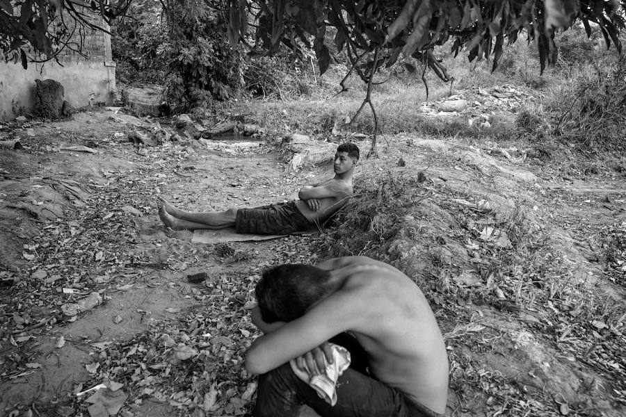 Cúcuta, Norte de Santander, Colombia: Un grupo de emigrantes venezolanos descansa tras cruzar ilegalmente por una trocha la frontera entre Venezuela y Colombia huyendo de la grave crisis que vive Venezuela el 20 de Febrero del 2019. 