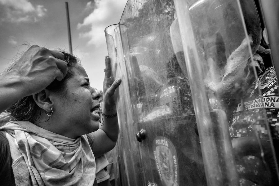 Cúcuta, Norte de Santander, Colombia: Una mujer venezolana suplica a un funcionario de la Policía Nacional Bolivariana que deje pasar el convoy humanitario con la ayuda humanitaria para la población civil por el puente internacional Francisco de Paula Santander.