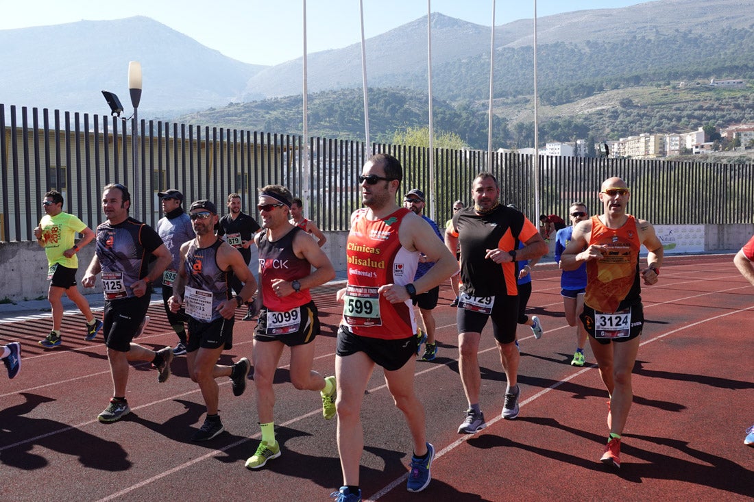 La salida de la carrera fue espectacular, al más propio estilo de las grandes maratones, con todos los participantes agrupados. Al final, caras felices en los podios para los ganadores, segundos y teceros clasificados. Y premio para la más veterana corredoras en acabar la prueba.