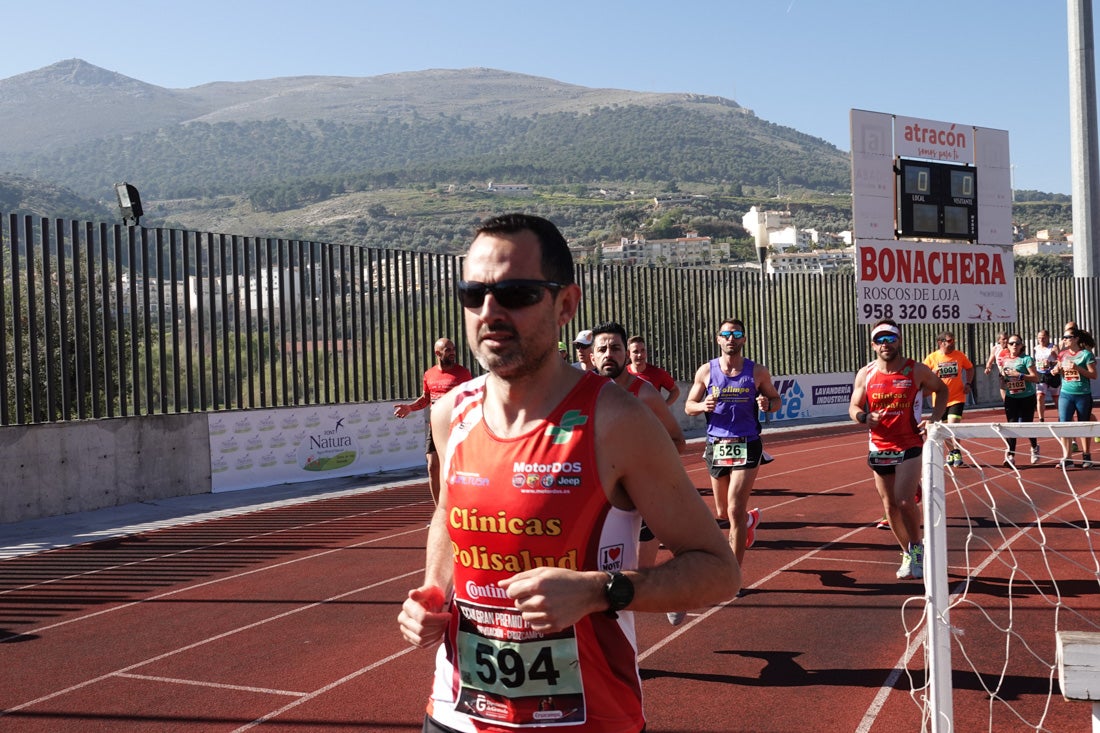 La salida de la carrera fue espectacular, al más propio estilo de las grandes maratones, con todos los participantes agrupados. Al final, caras felices en los podios para los ganadores, segundos y teceros clasificados. Y premio para la más veterana corredoras en acabar la prueba.