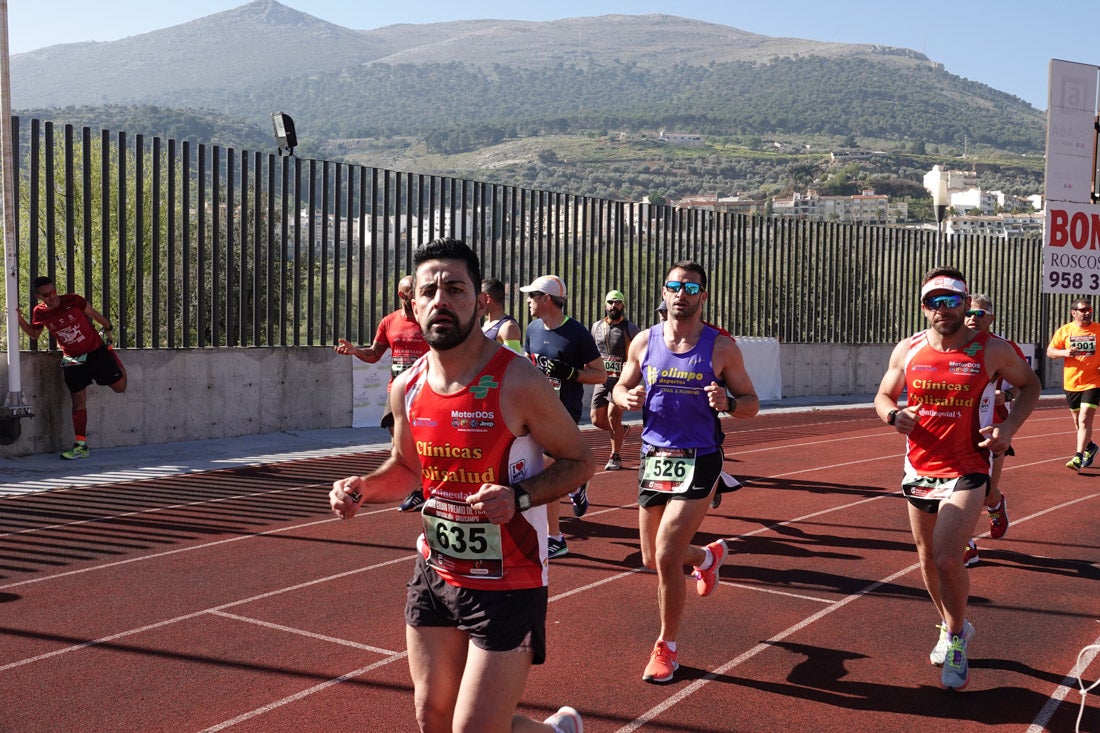 La salida de la carrera fue espectacular, al más propio estilo de las grandes maratones, con todos los participantes agrupados. Al final, caras felices en los podios para los ganadores, segundos y teceros clasificados. Y premio para la más veterana corredoras en acabar la prueba.