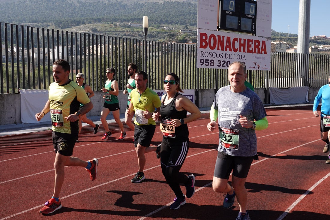 La salida de la carrera fue espectacular, al más propio estilo de las grandes maratones, con todos los participantes agrupados. Al final, caras felices en los podios para los ganadores, segundos y teceros clasificados. Y premio para la más veterana corredoras en acabar la prueba.