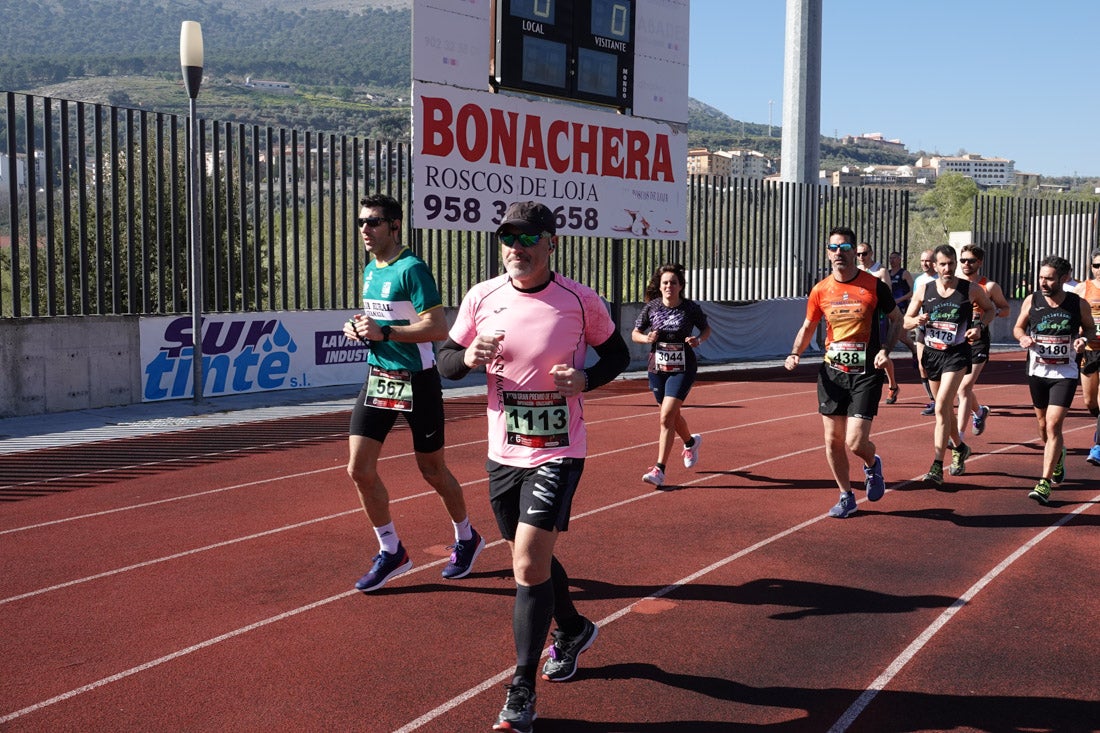 La salida de la carrera fue espectacular, al más propio estilo de las grandes maratones, con todos los participantes agrupados. Al final, caras felices en los podios para los ganadores, segundos y teceros clasificados. Y premio para la más veterana corredoras en acabar la prueba.