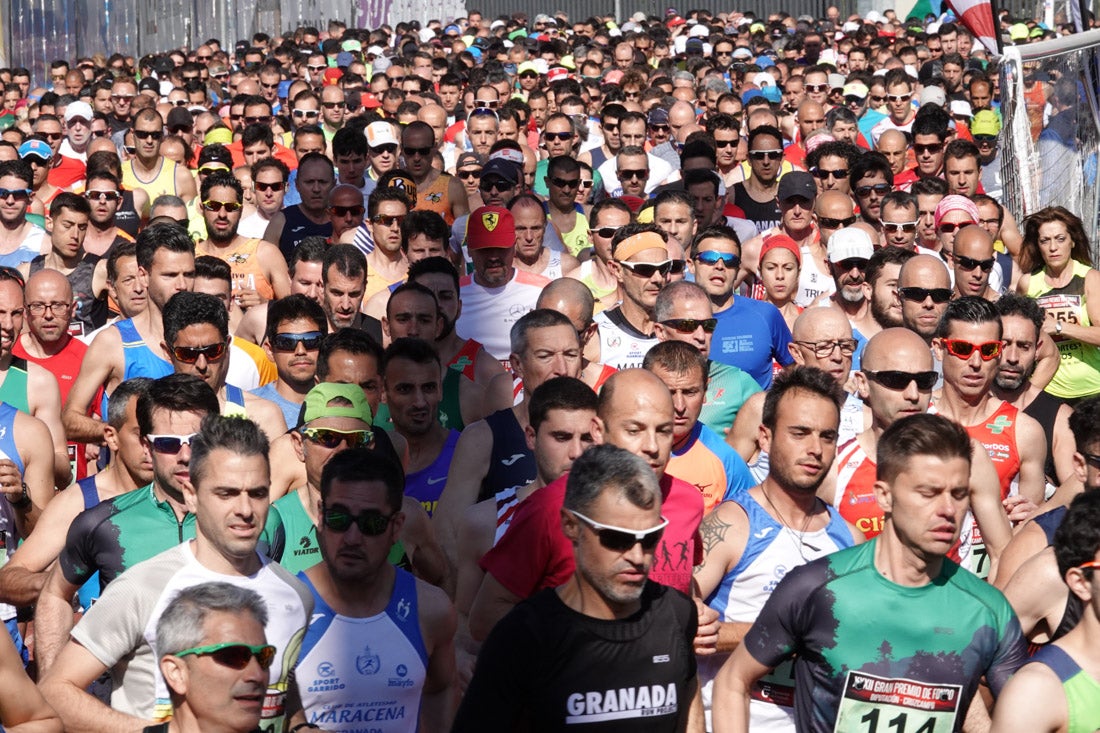 La salida de la carrera fue espectacular, al más propio estilo de las grandes maratones, con todos los participantes agrupados. Al final, caras felices en los podios para los ganadores, segundos y teceros clasificados. Y premio para la más veterana corredoras en acabar la prueba.