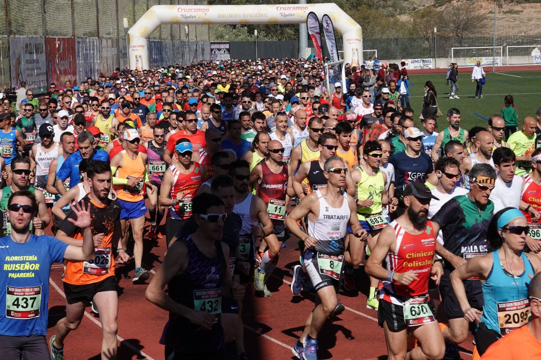 La salida de la carrera fue espectacular, al más propio estilo de las grandes maratones, con todos los participantes agrupados. Al final, caras felices en los podios para los ganadores, segundos y teceros clasificados. Y premio para la más veterana corredoras en acabar la prueba.