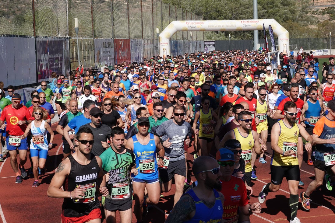 La salida de la carrera fue espectacular, al más propio estilo de las grandes maratones, con todos los participantes agrupados. Al final, caras felices en los podios para los ganadores, segundos y teceros clasificados. Y premio para la más veterana corredoras en acabar la prueba.