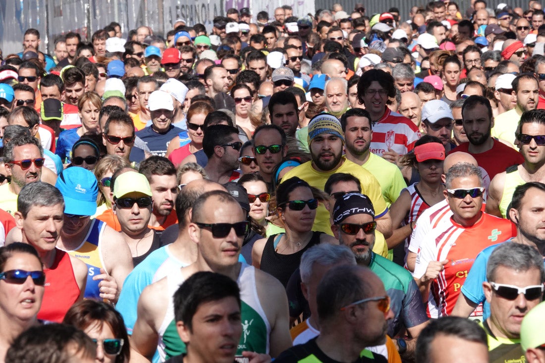 La salida de la carrera fue espectacular, al más propio estilo de las grandes maratones, con todos los participantes agrupados. Al final, caras felices en los podios para los ganadores, segundos y teceros clasificados. Y premio para la más veterana corredoras en acabar la prueba.