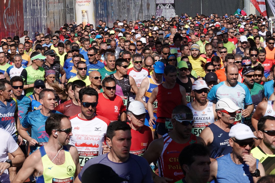 La salida de la carrera fue espectacular, al más propio estilo de las grandes maratones, con todos los participantes agrupados. Al final, caras felices en los podios para los ganadores, segundos y teceros clasificados. Y premio para la más veterana corredoras en acabar la prueba.