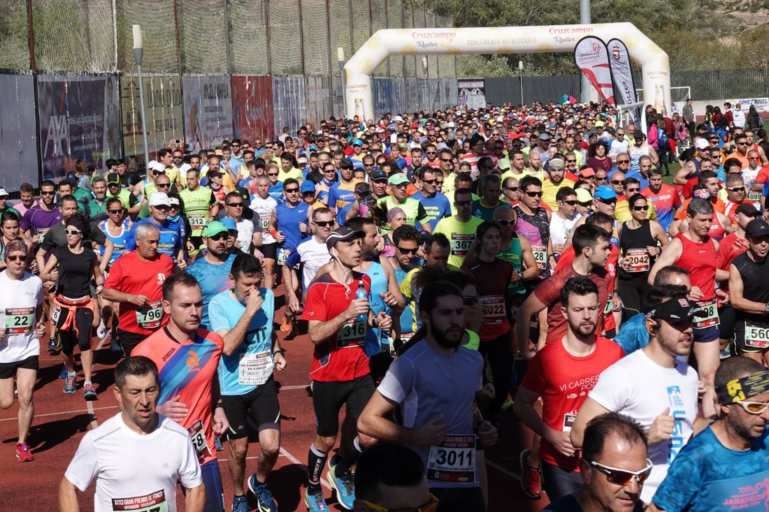 La salida de la carrera fue espectacular, al más propio estilo de las grandes maratones, con todos los participantes agrupados. Al final, caras felices en los podios para los ganadores, segundos y teceros clasificados. Y premio para la más veterana corredoras en acabar la prueba.