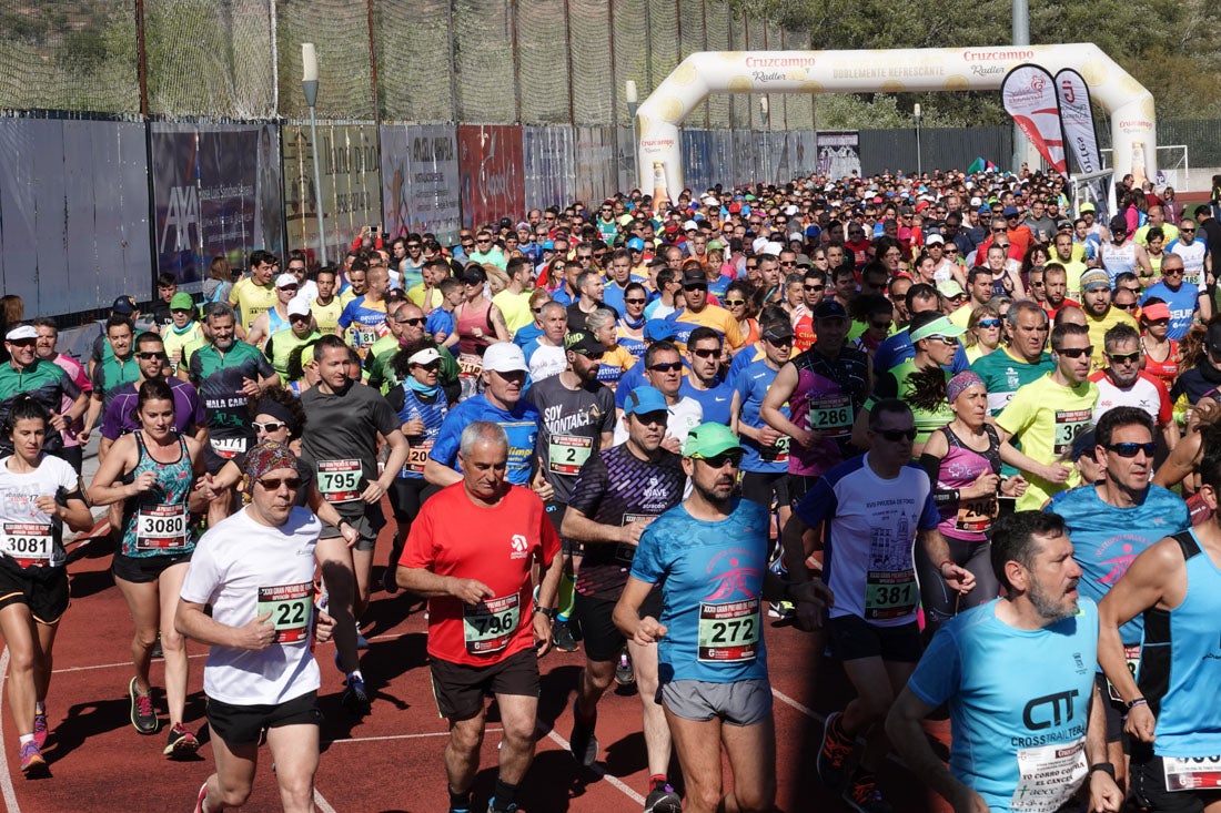 La salida de la carrera fue espectacular, al más propio estilo de las grandes maratones, con todos los participantes agrupados. Al final, caras felices en los podios para los ganadores, segundos y teceros clasificados. Y premio para la más veterana corredoras en acabar la prueba.