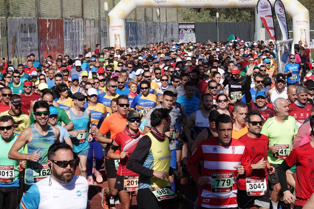 La salida de la carrera fue espectacular, al más propio estilo de las grandes maratones, con todos los participantes agrupados. Al final, caras felices en los podios para los ganadores, segundos y teceros clasificados. Y premio para la más veterana corredoras en acabar la prueba.