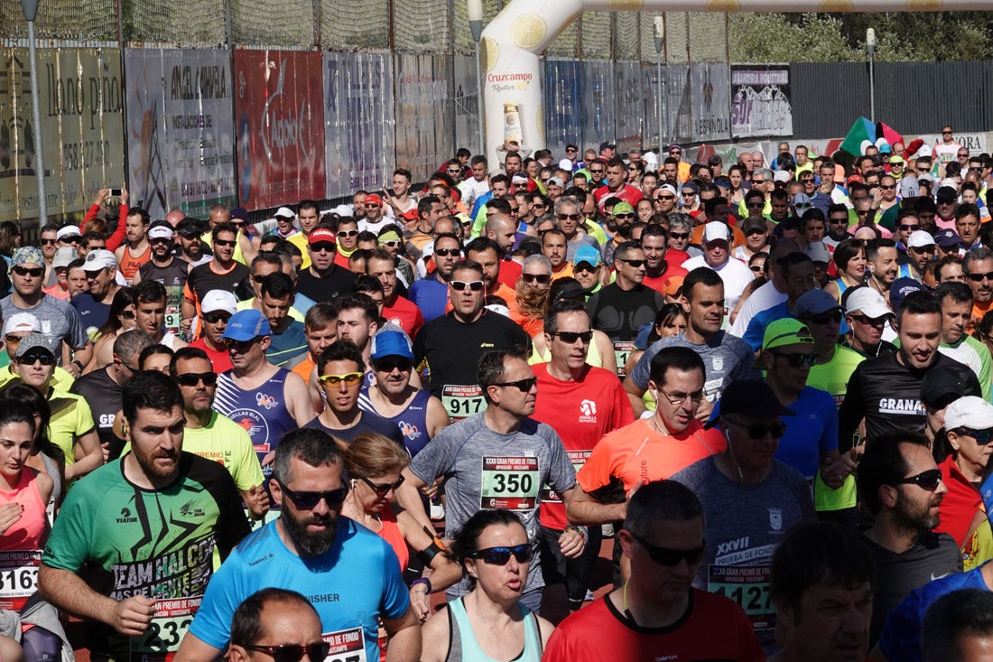 La salida de la carrera fue espectacular, al más propio estilo de las grandes maratones, con todos los participantes agrupados. Al final, caras felices en los podios para los ganadores, segundos y teceros clasificados. Y premio para la más veterana corredoras en acabar la prueba.