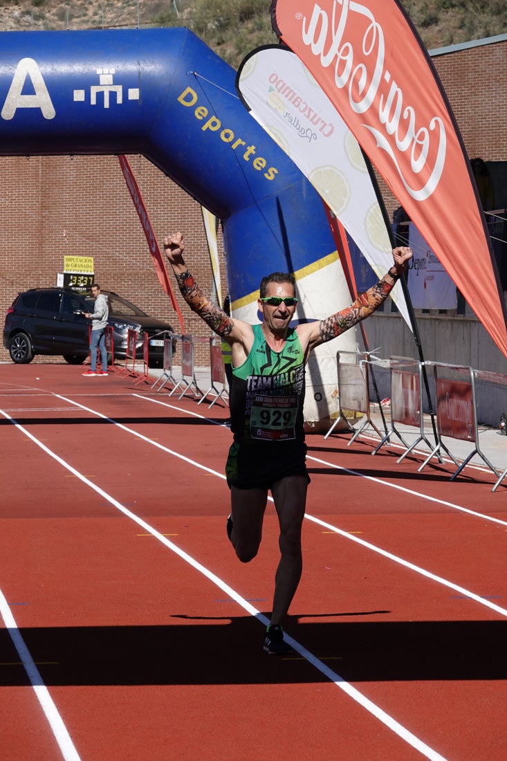 Manuel Santiago entra vistorioso a meta en la prueba de fondo de Loja. También lo hace victoriosa la más veterana de la cita. Y cientos de corredores desilan camino de la llegada al tartán.