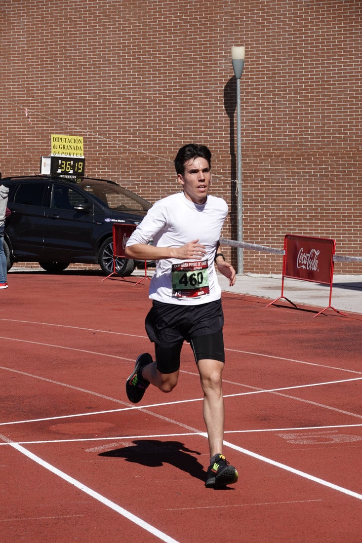 Manuel Santiago entra vistorioso a meta en la prueba de fondo de Loja. También lo hace victoriosa la más veterana de la cita. Y cientos de corredores desilan camino de la llegada al tartán.