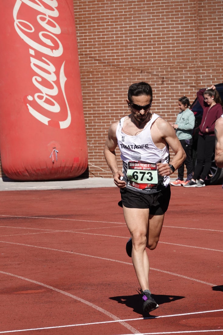 Manuel Santiago entra vistorioso a meta en la prueba de fondo de Loja. También lo hace victoriosa la más veterana de la cita. Y cientos de corredores desilan camino de la llegada al tartán.