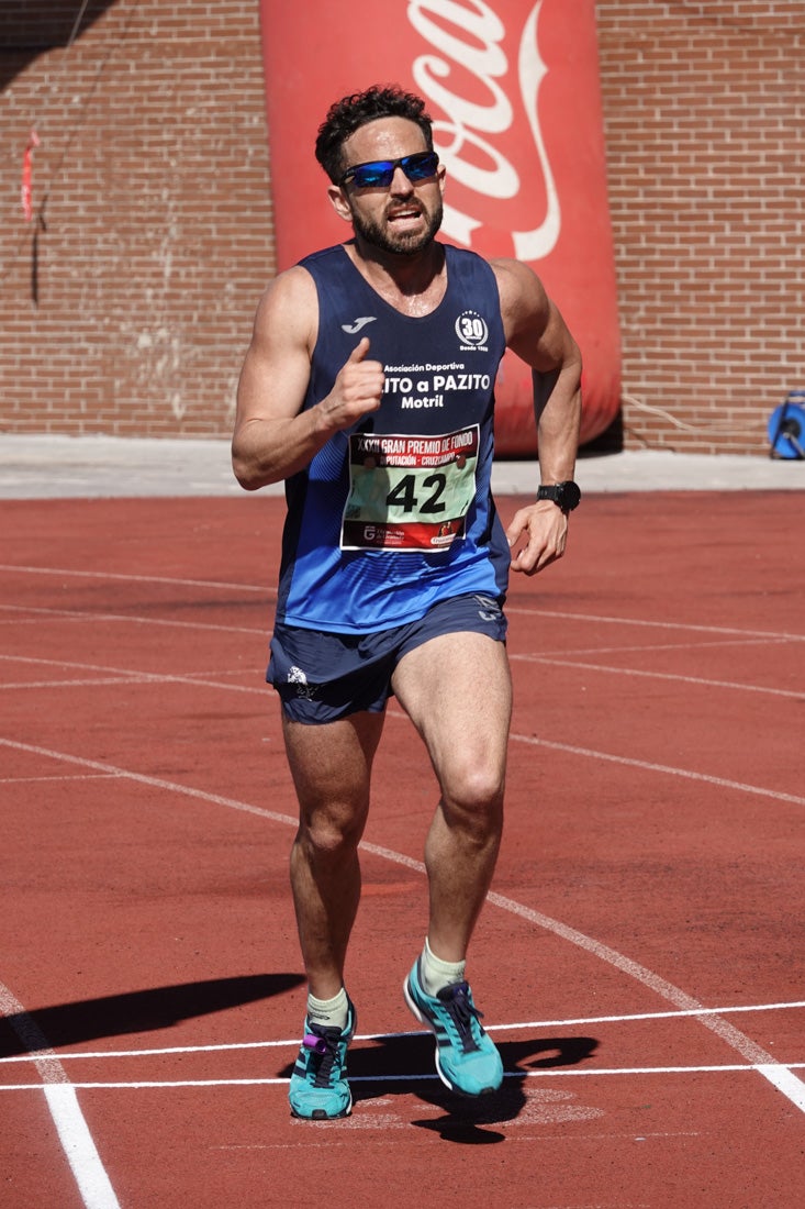 Manuel Santiago entra vistorioso a meta en la prueba de fondo de Loja. También lo hace victoriosa la más veterana de la cita. Y cientos de corredores desilan camino de la llegada al tartán.