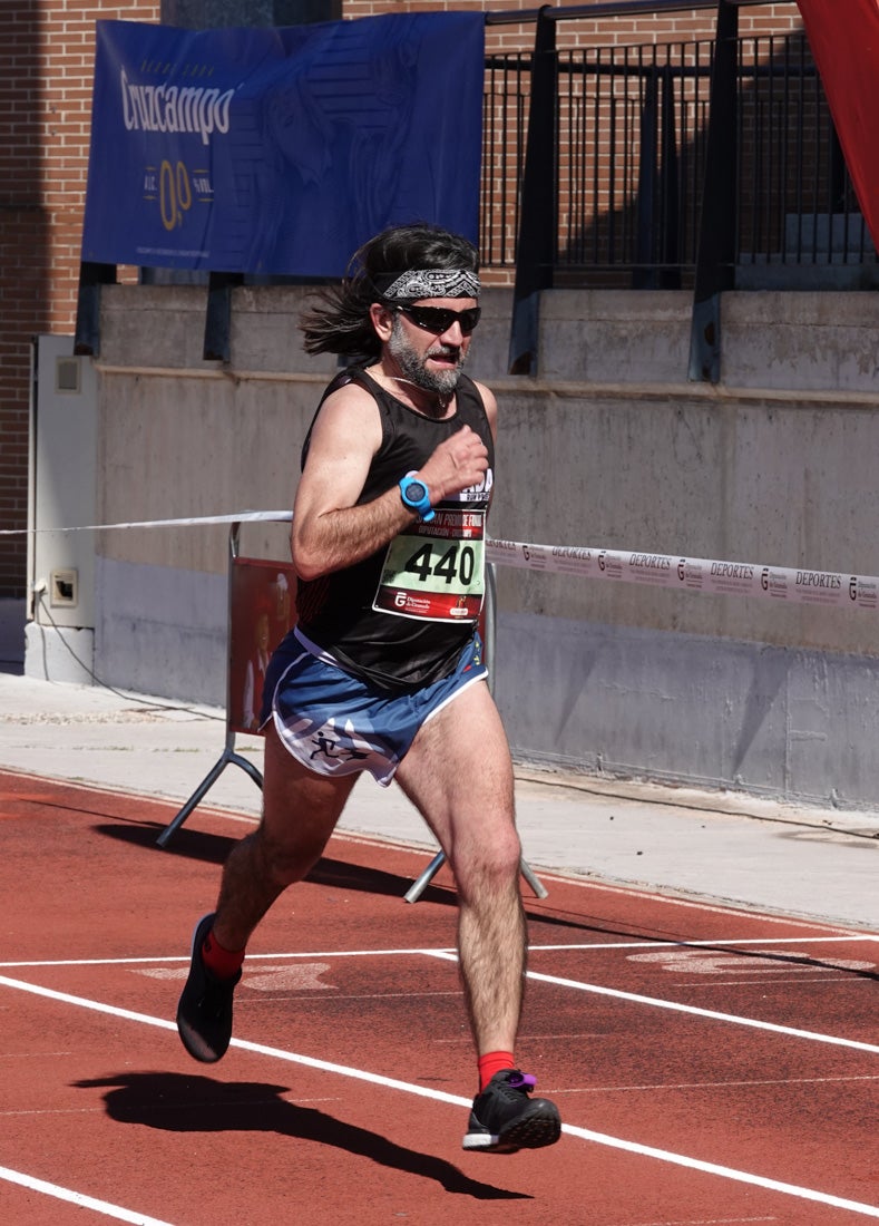 Manuel Santiago entra vistorioso a meta en la prueba de fondo de Loja. También lo hace victoriosa la más veterana de la cita. Y cientos de corredores desilan camino de la llegada al tartán.