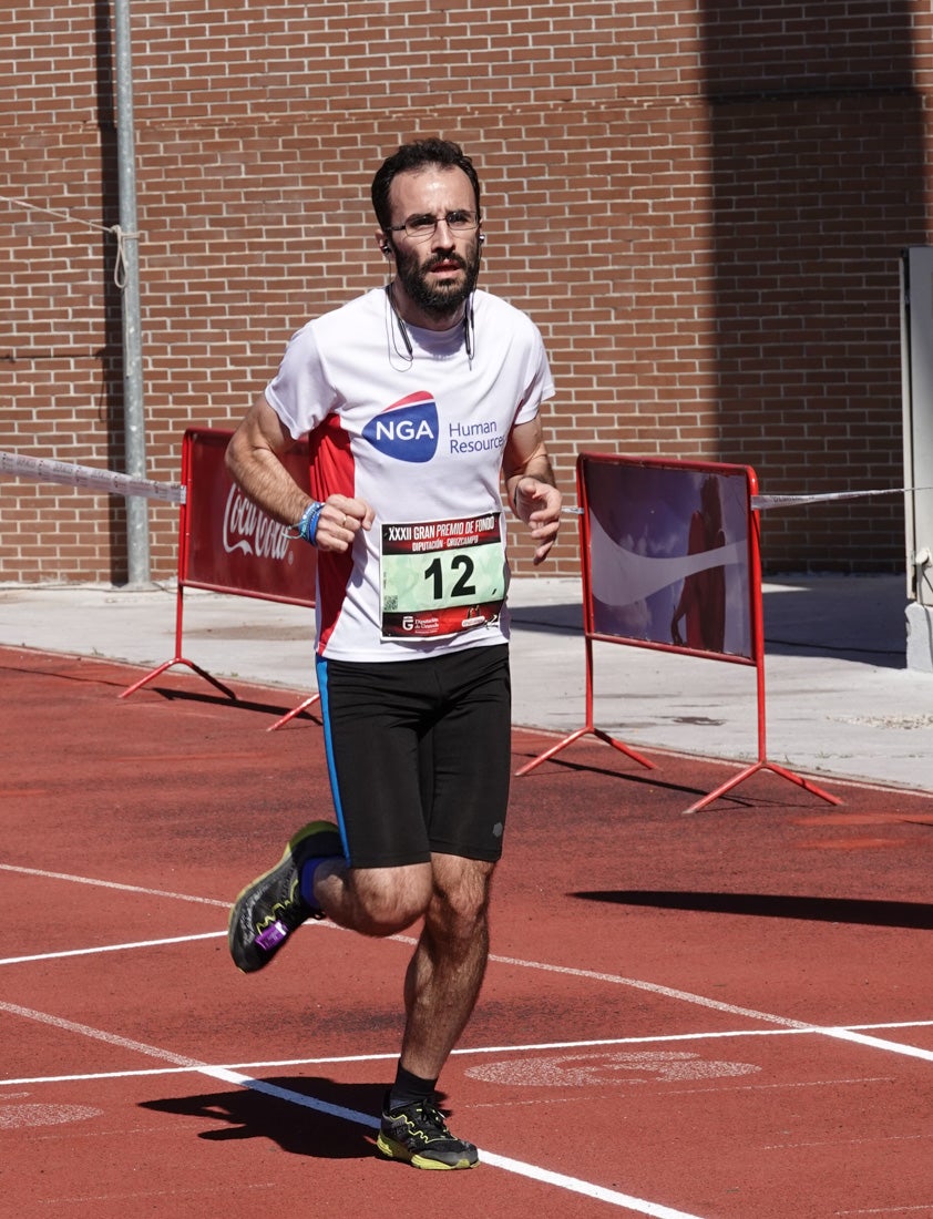 Manuel Santiago entra vistorioso a meta en la prueba de fondo de Loja. También lo hace victoriosa la más veterana de la cita. Y cientos de corredores desilan camino de la llegada al tartán.