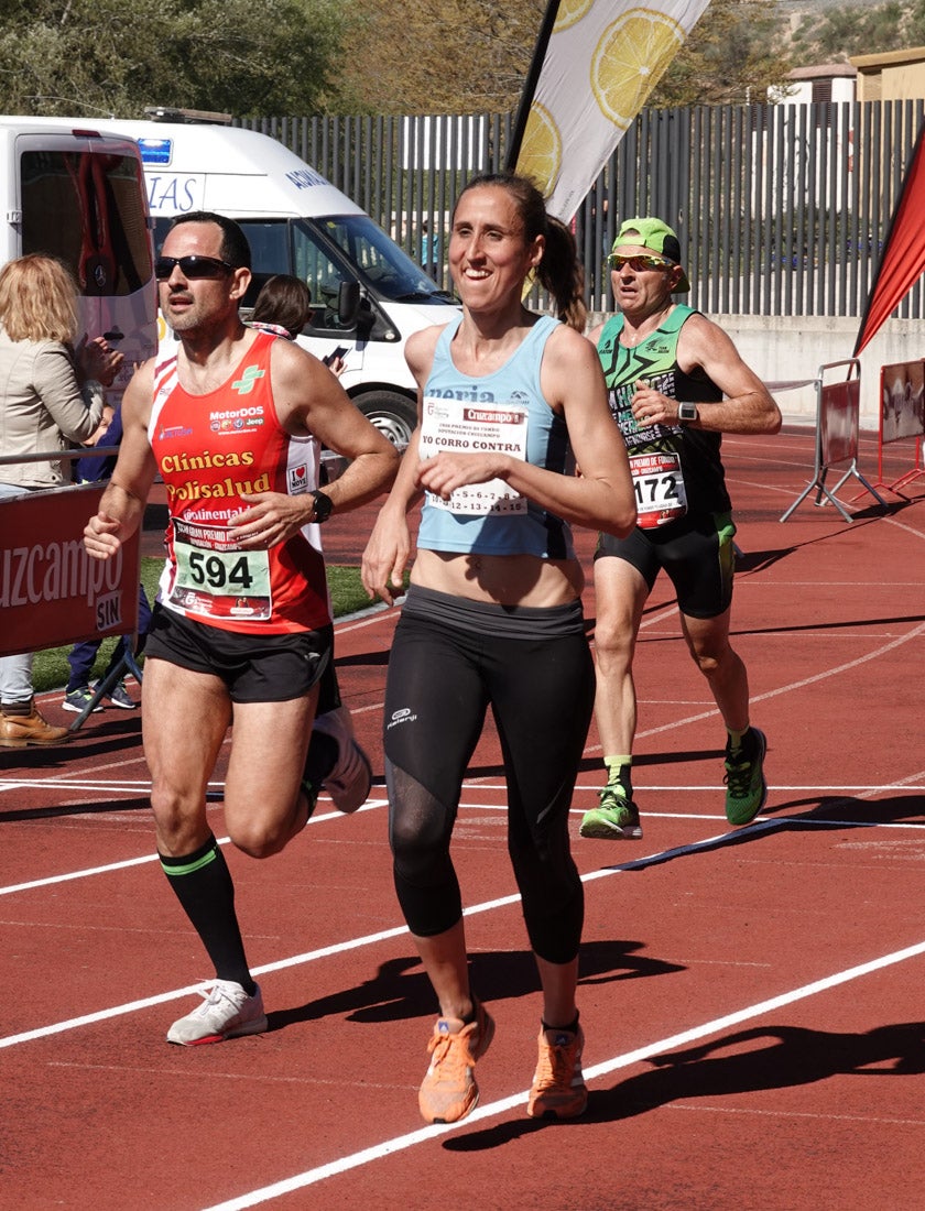 Manuel Santiago entra vistorioso a meta en la prueba de fondo de Loja. También lo hace victoriosa la más veterana de la cita. Y cientos de corredores desilan camino de la llegada al tartán.