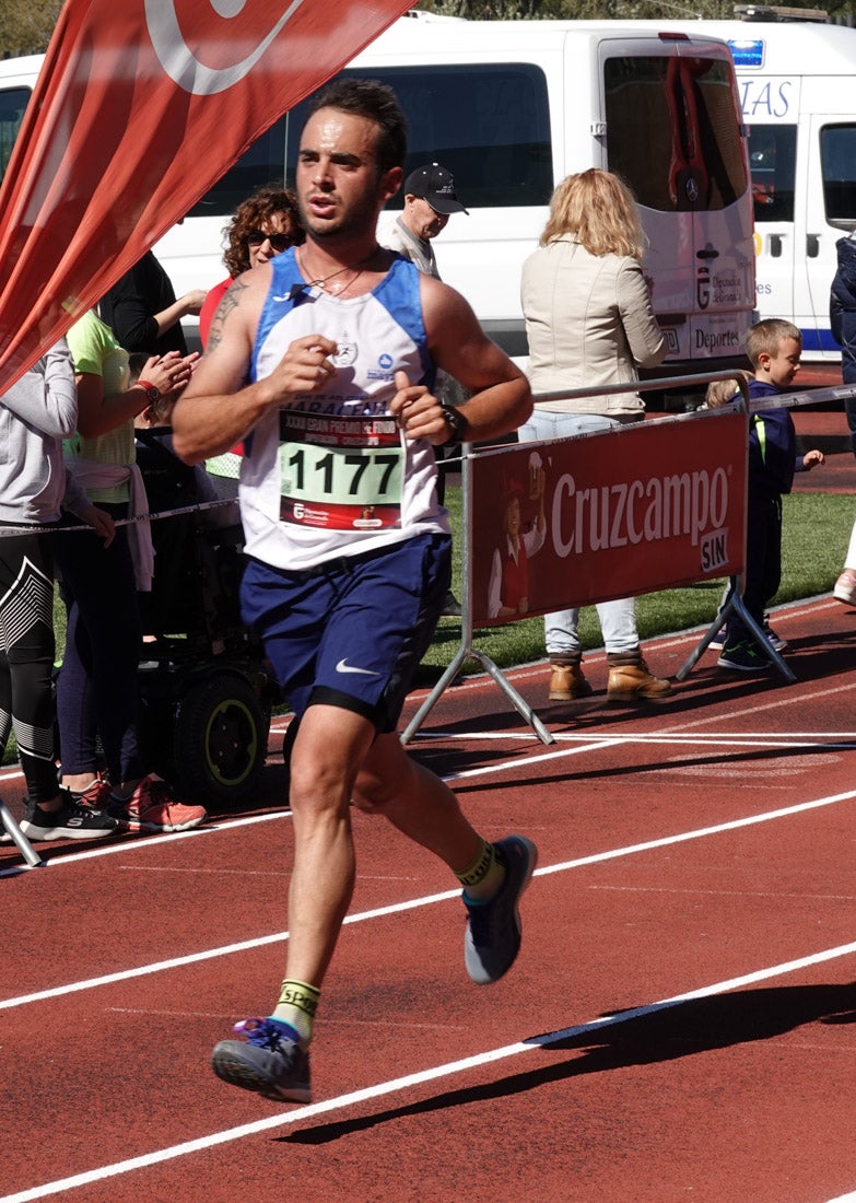 Manuel Santiago entra vistorioso a meta en la prueba de fondo de Loja. También lo hace victoriosa la más veterana de la cita. Y cientos de corredores desilan camino de la llegada al tartán.