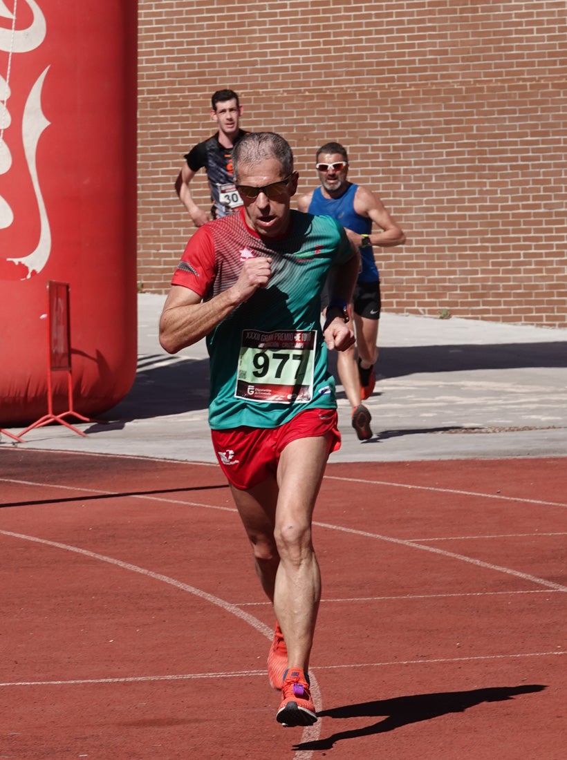 Manuel Santiago entra vistorioso a meta en la prueba de fondo de Loja. También lo hace victoriosa la más veterana de la cita. Y cientos de corredores desilan camino de la llegada al tartán.