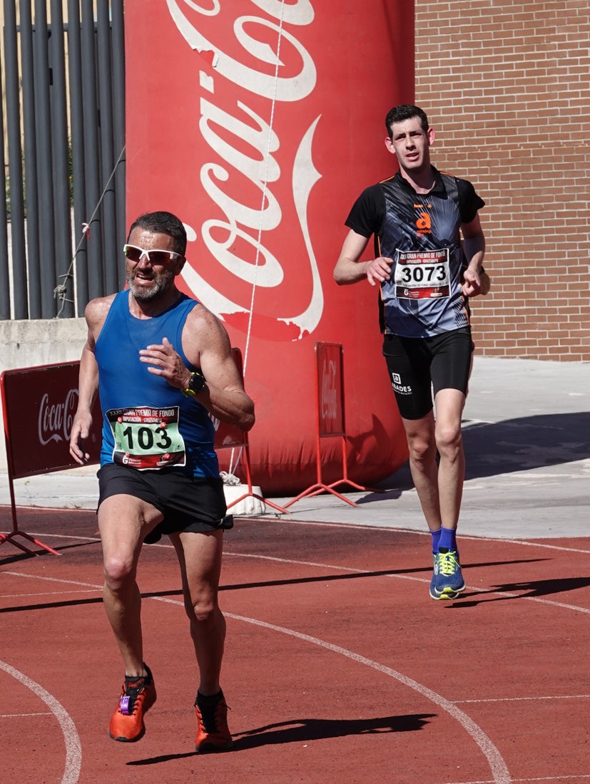 Manuel Santiago entra vistorioso a meta en la prueba de fondo de Loja. También lo hace victoriosa la más veterana de la cita. Y cientos de corredores desilan camino de la llegada al tartán.