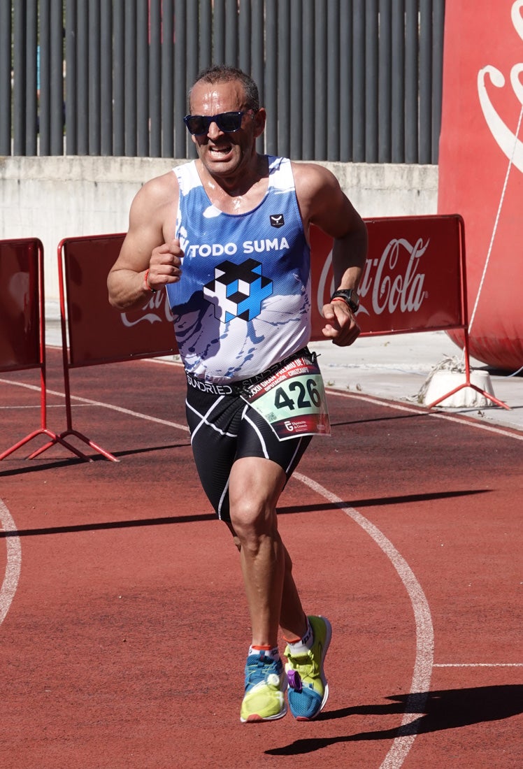 Manuel Santiago entra vistorioso a meta en la prueba de fondo de Loja. También lo hace victoriosa la más veterana de la cita. Y cientos de corredores desilan camino de la llegada al tartán.