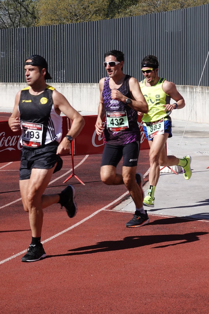 Manuel Santiago entra vistorioso a meta en la prueba de fondo de Loja. También lo hace victoriosa la más veterana de la cita. Y cientos de corredores desilan camino de la llegada al tartán.