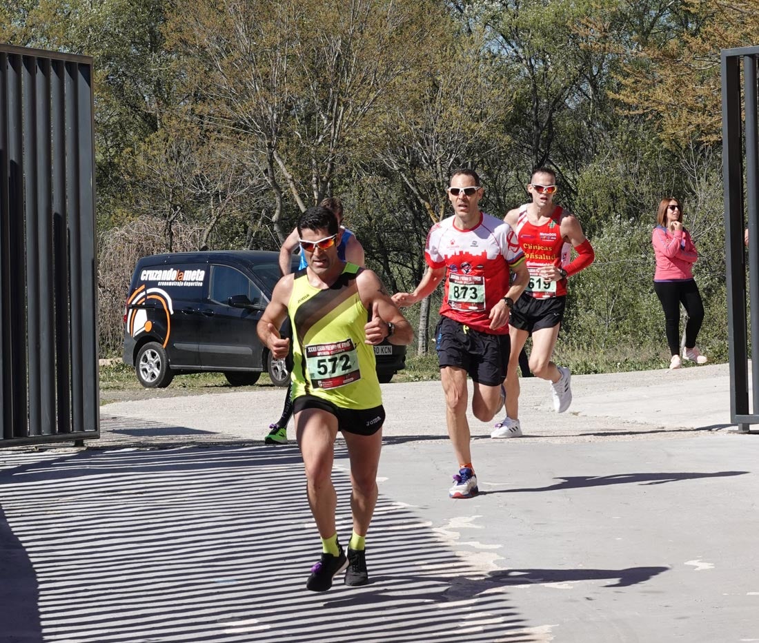 Manuel Santiago entra vistorioso a meta en la prueba de fondo de Loja. También lo hace victoriosa la más veterana de la cita. Y cientos de corredores desilan camino de la llegada al tartán.