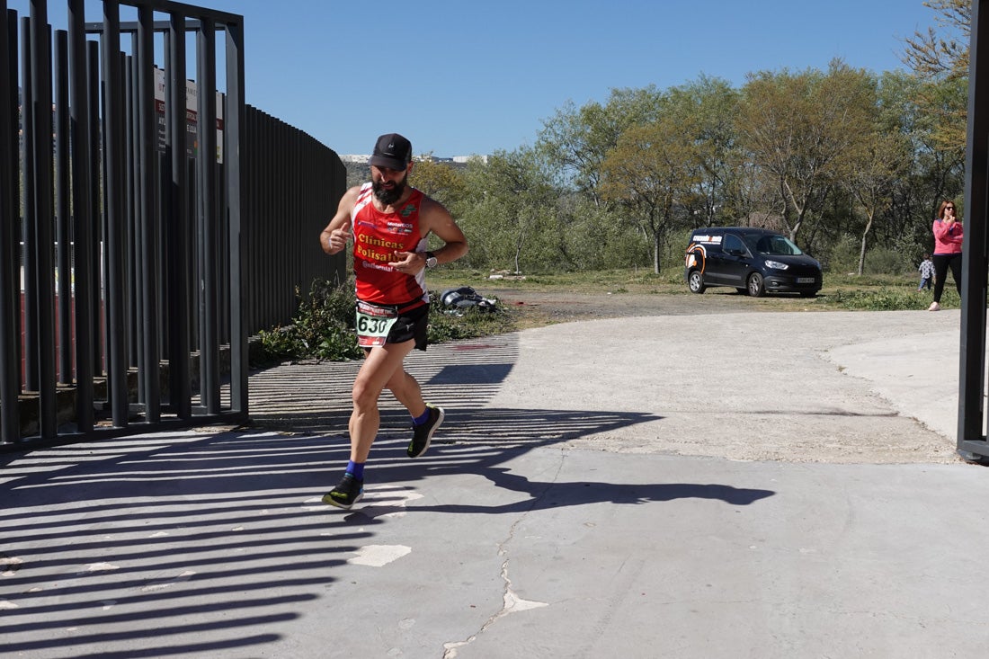 Manuel Santiago entra vistorioso a meta en la prueba de fondo de Loja. También lo hace victoriosa la más veterana de la cita. Y cientos de corredores desilan camino de la llegada al tartán.