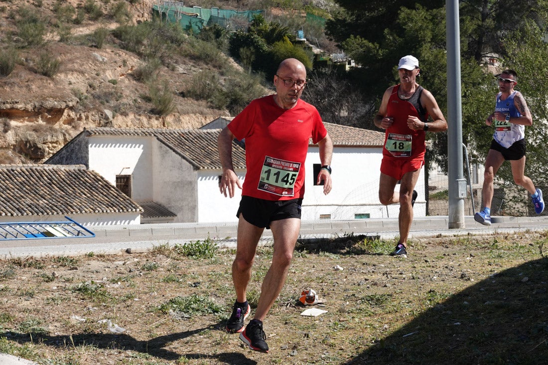 Manuel Santiago entra vistorioso a meta en la prueba de fondo de Loja. También lo hace victoriosa la más veterana de la cita. Y cientos de corredores desilan camino de la llegada al tartán.